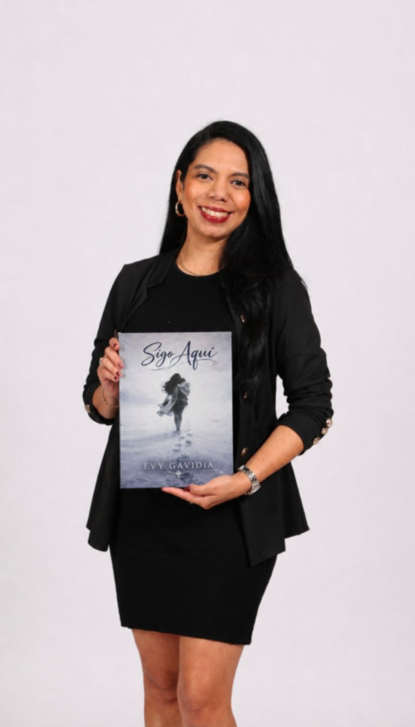 Evy Gavidia autora salvadoreña del libro Sigo Aquí